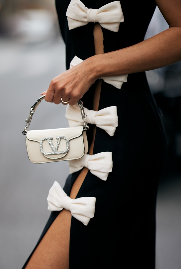 شوارع الموضة في باريس تشهد عودة الحقائب الفاخرة في شتاء 2025