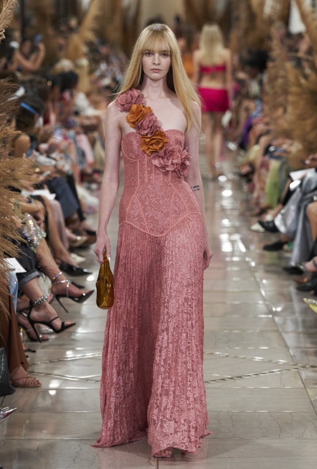 موضة الكشكش بأسلوب متجدّد على الفساتين 