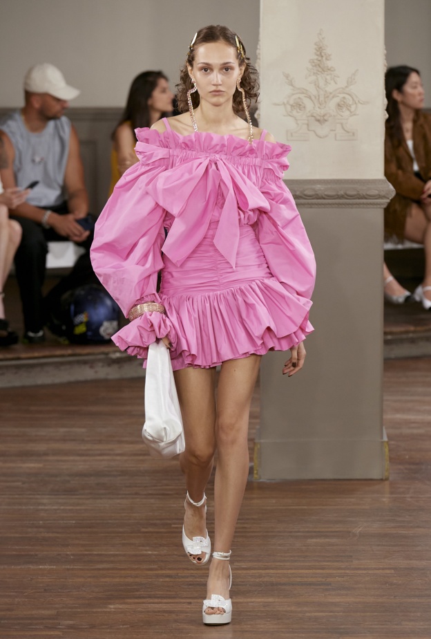 ألوان فساتين استثنائية وقصات قصيرة تناسي عطلة الصيف