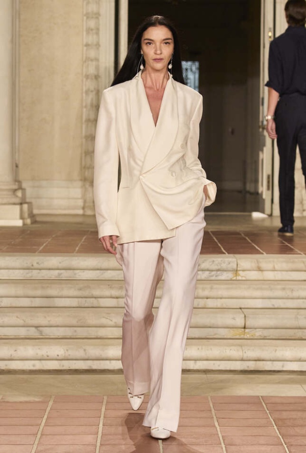 إطلالة من Ralph LAuren لربيع وصيف 2023