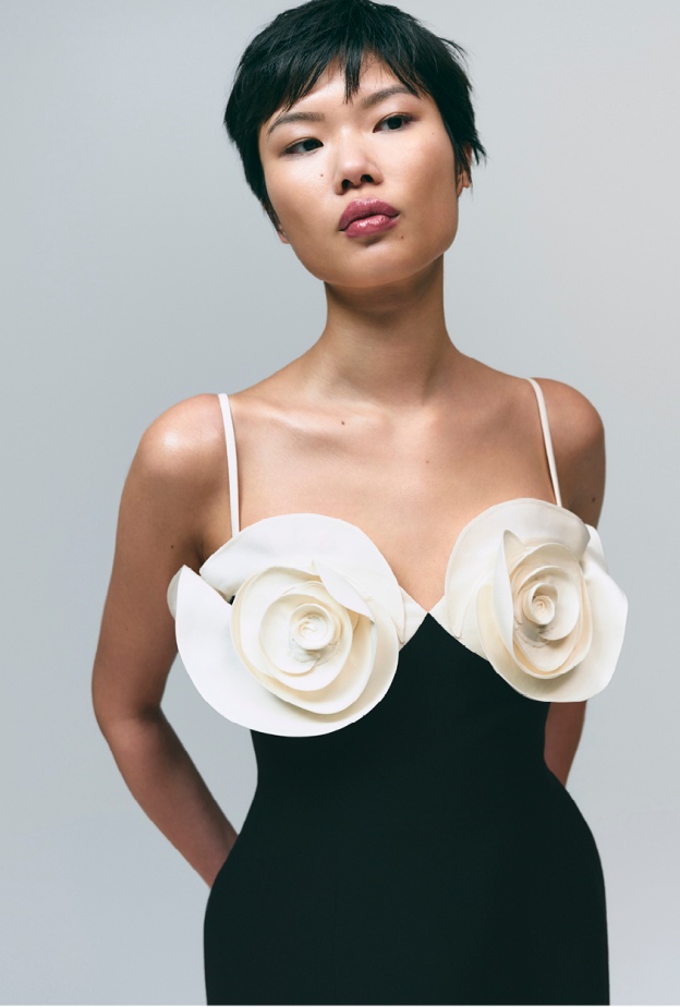 تألقي بفساتين مبهرة في سهرات الصيف مفعمة بالسحر... واكملي الإطلالة بإكسسوارات تفوق الخيال 