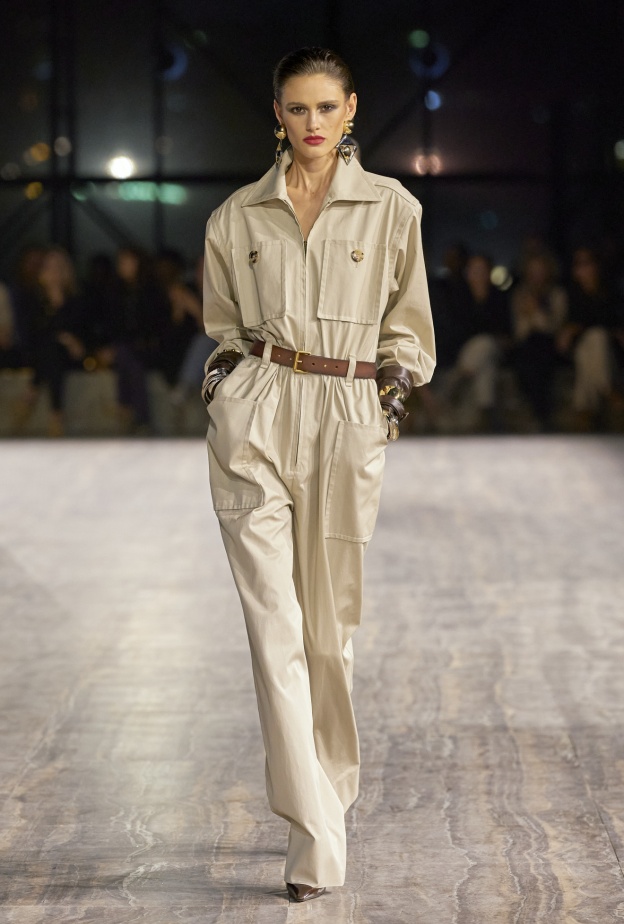 جمبسوت باللّون البيج من Saint Laurent