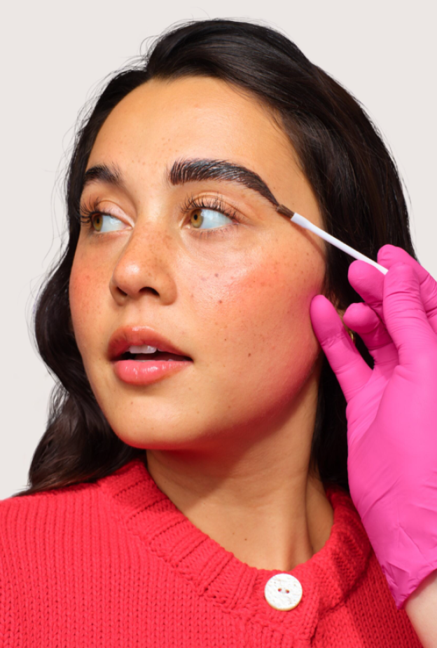 استعدي لتجربة استثنائية في "براو بار" من بنفت للتألق بحواجب مهندمة وآسرة