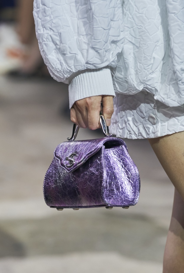إطلالاتك في صيف 2024 بموضة الحقائب البنفسجية