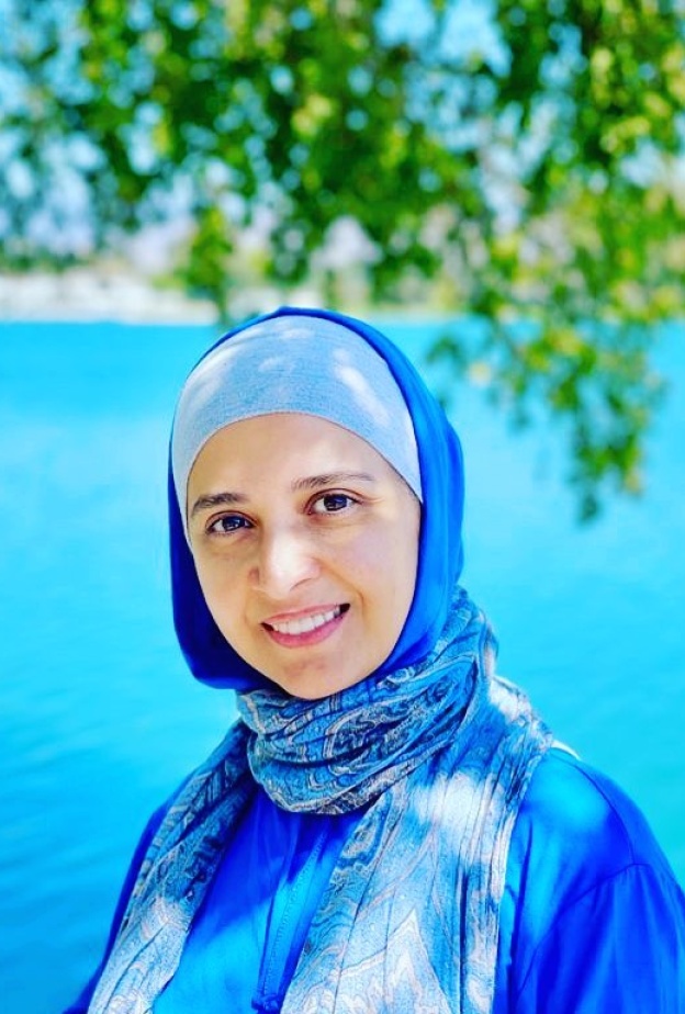 حنان ترك بإطلالة عفوية على شاطىء البحر 