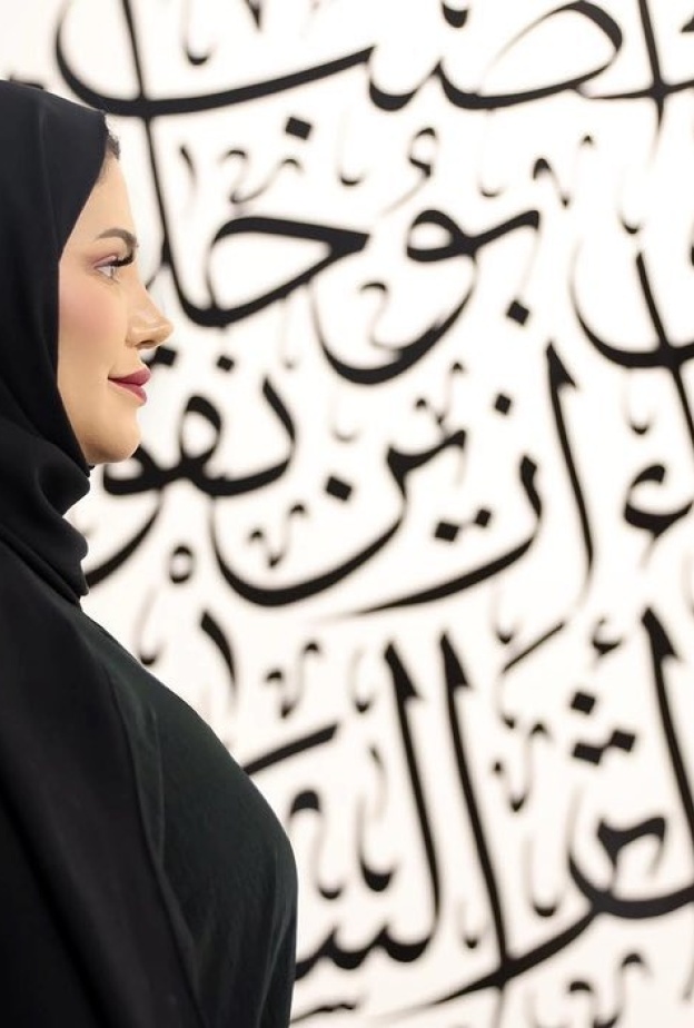 خاص لـ"هي": كيف شكلت الفنانة القطرية منى البدر طريقها الفني بين الجداريات واللوح الفنية ؟