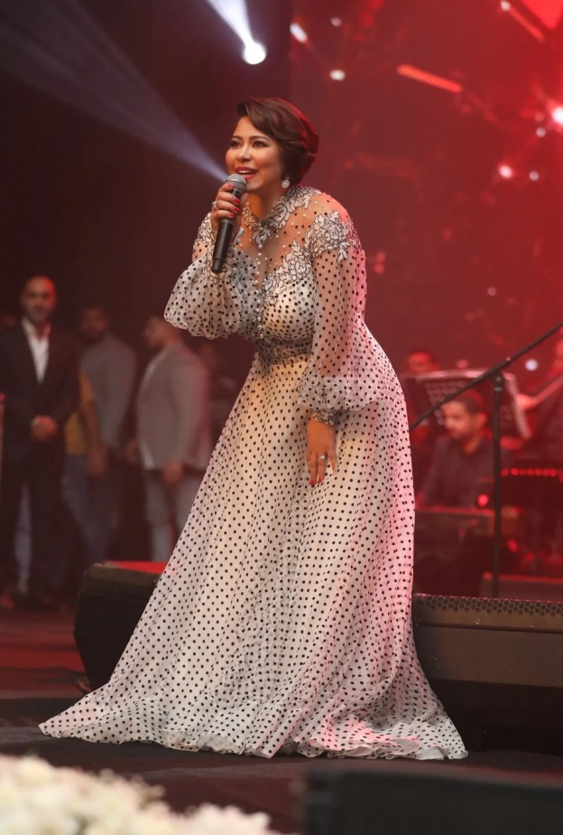 شيرين عبد الوهاب بفستان أبيض منقط