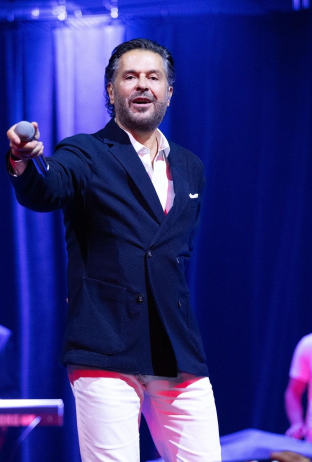  راغب علامة على المسرح في إحدى حفلاته 