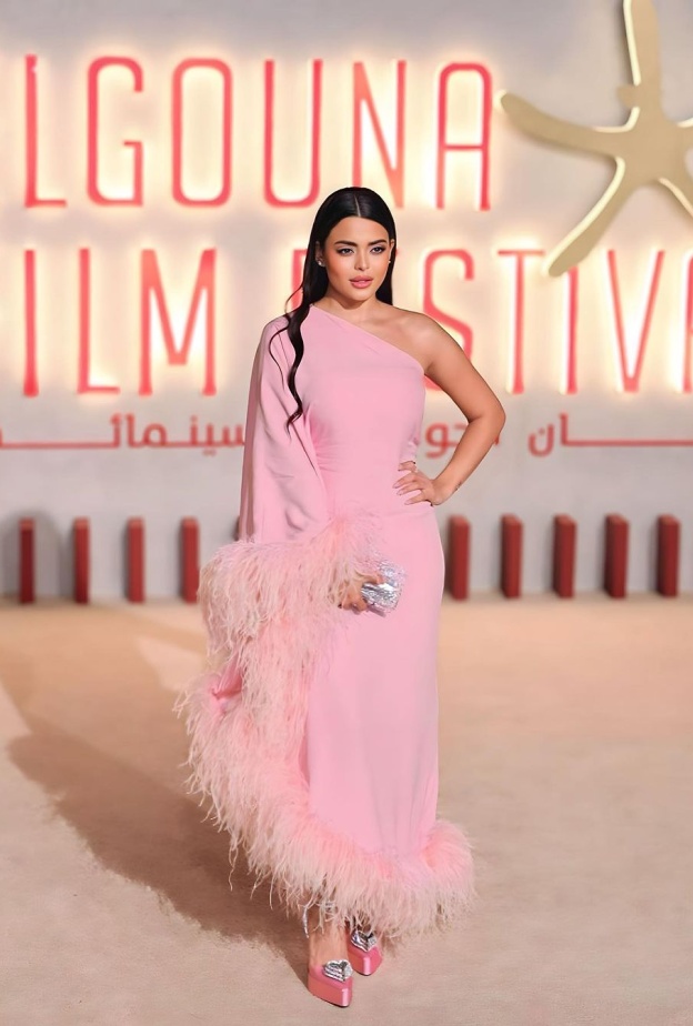 أسماء جلال بفستان بصيحة الريش