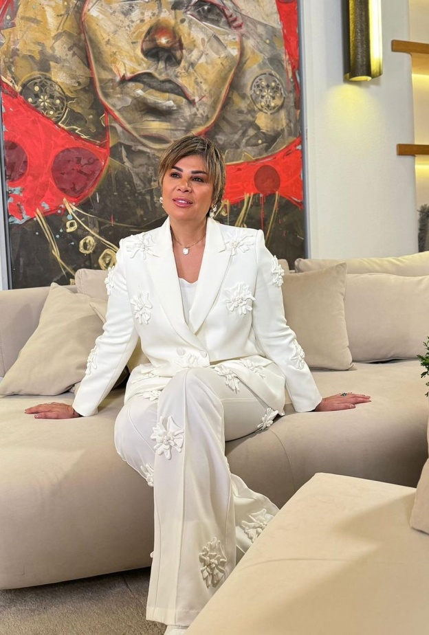 إطلالة كلاسيكية حديثة لمفيدة شيحة