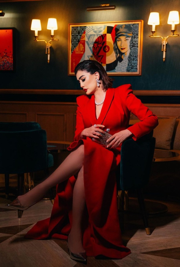 غادة عبد الرازق بالفستان الاحمر في جلسة تصوير حديثة 