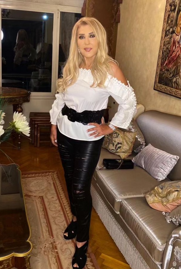 نادية الجندي بإطلالة كلاسكية تكشف رشاقتها 