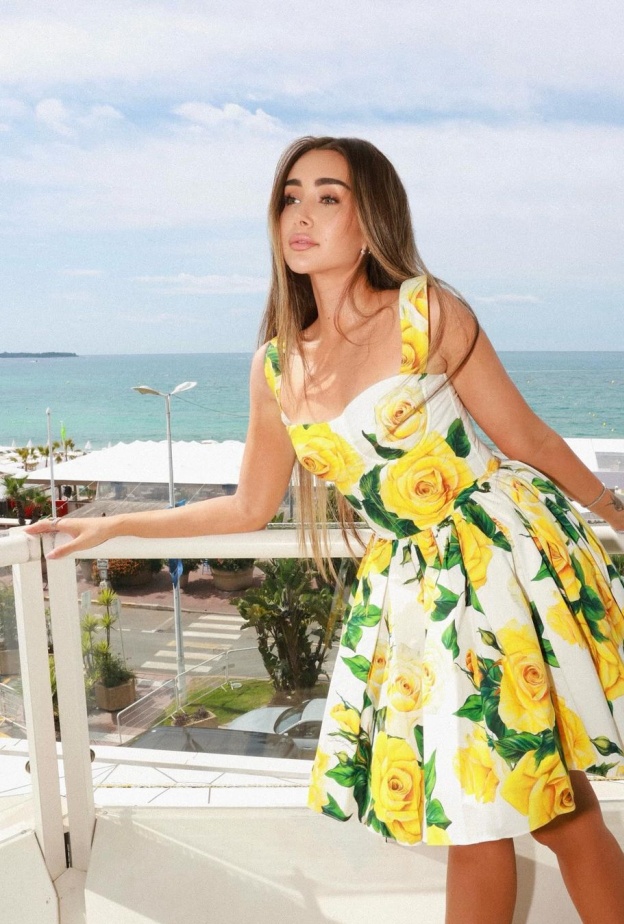 فستان صيفي مبهج لهنا الزاهد