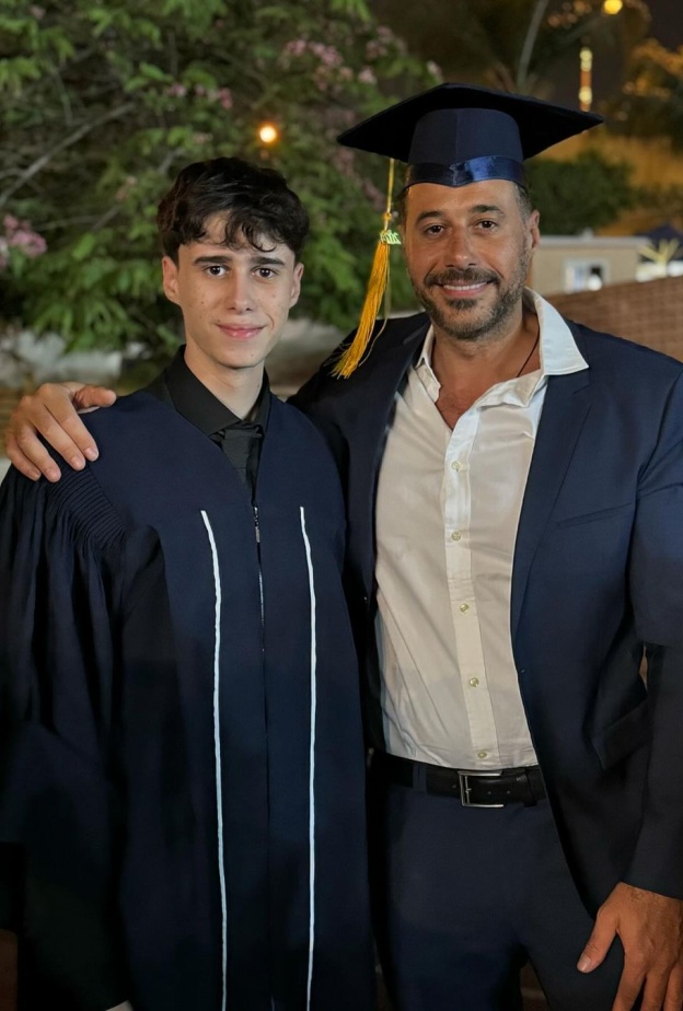 أحمد السعدني في حفل تخرج نجله