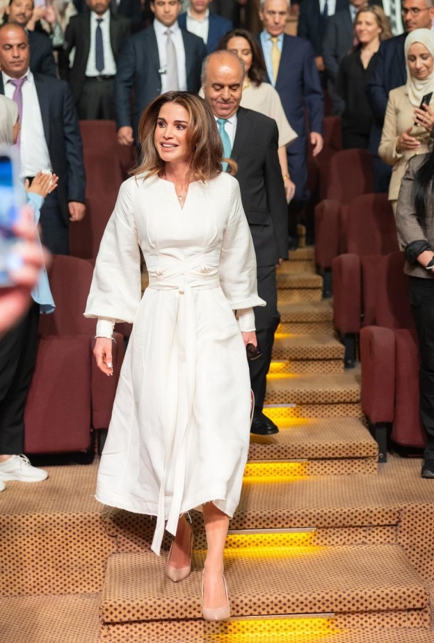 الملكة رانيا بفستان أبيض بسيط في أحدث ظهور 