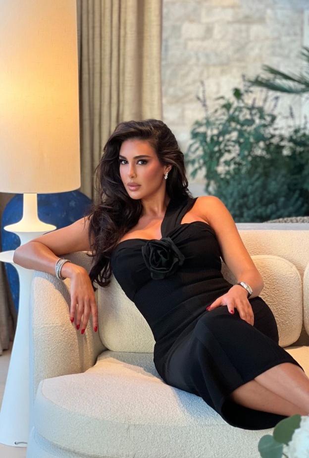 ياسمين صبري بفستان أسود بتصميم بسيط