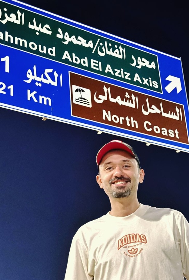 كريم محمود عبد العزيز مع لافته تحمل اسم والده