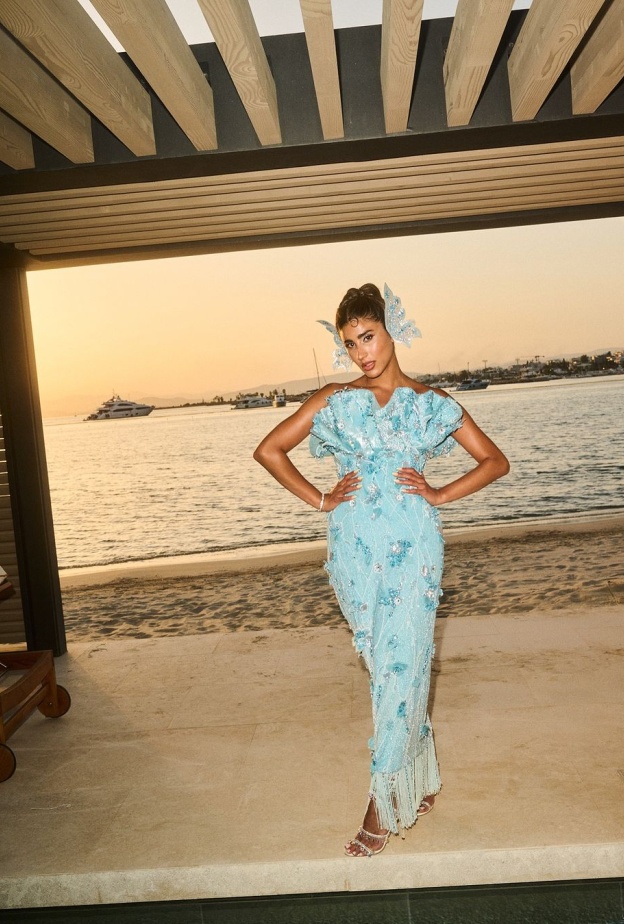 ليلى عبد الله خلال اجازتها في اليونان 