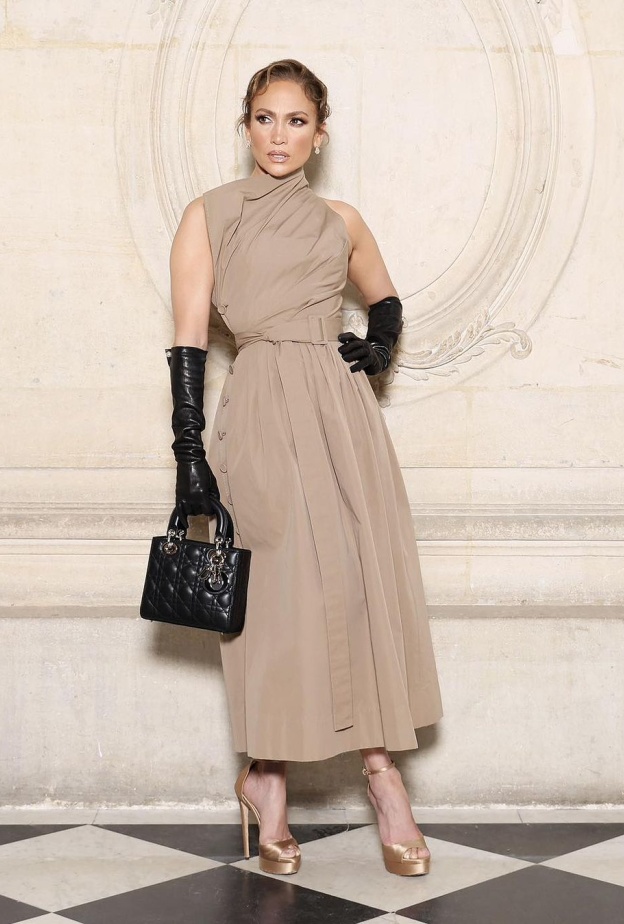 جينفر لولبيز بإطلالة ناعمة من ديور 