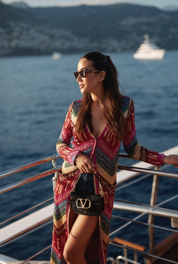 Valentino وMytheresa يحتفلان بعلاقتهما الطويلة الأمد وإطلاق مجموعة Valentino Escape 2024 