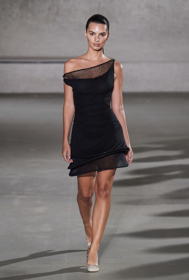 ارتدي فساتين سهرة قصيرة ناعمة وانغمسي في سحر الليل