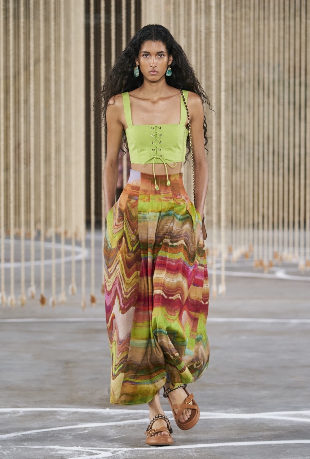 أفكار غير تقليدية لتتألقي بموضة الكروب توب مع الحبال