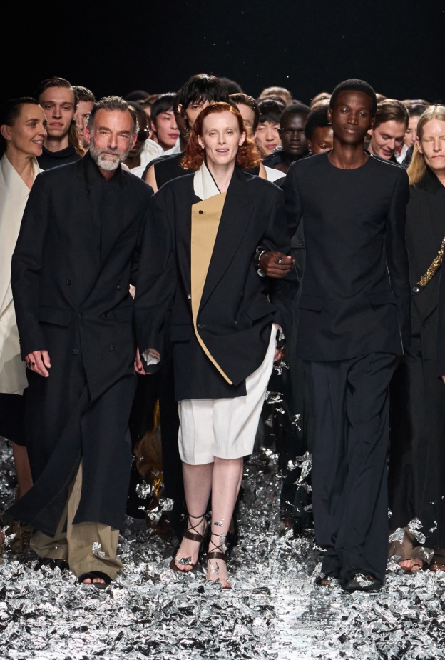 Dries Van Noten يودّع عشاق الدار بآخر مجموعة تحمل توقيعه... بعد 38 عامًا و150 مجموعة و129 عرضًا