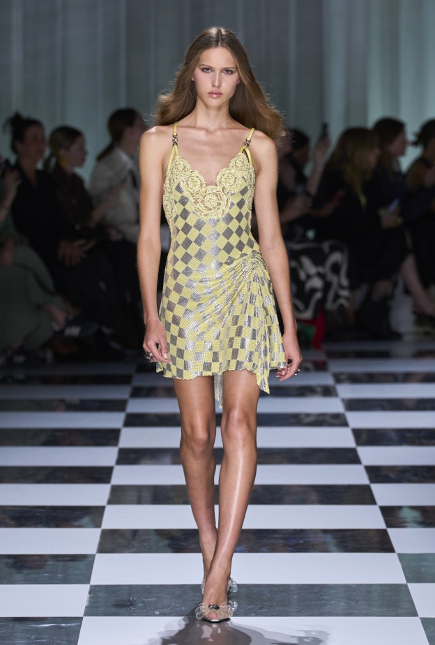 الفساتين القصيرة موضة صيف 2024  Versace