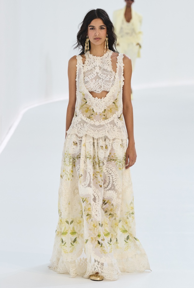 فساتين حيوية ومفرغة لسهرات السفر