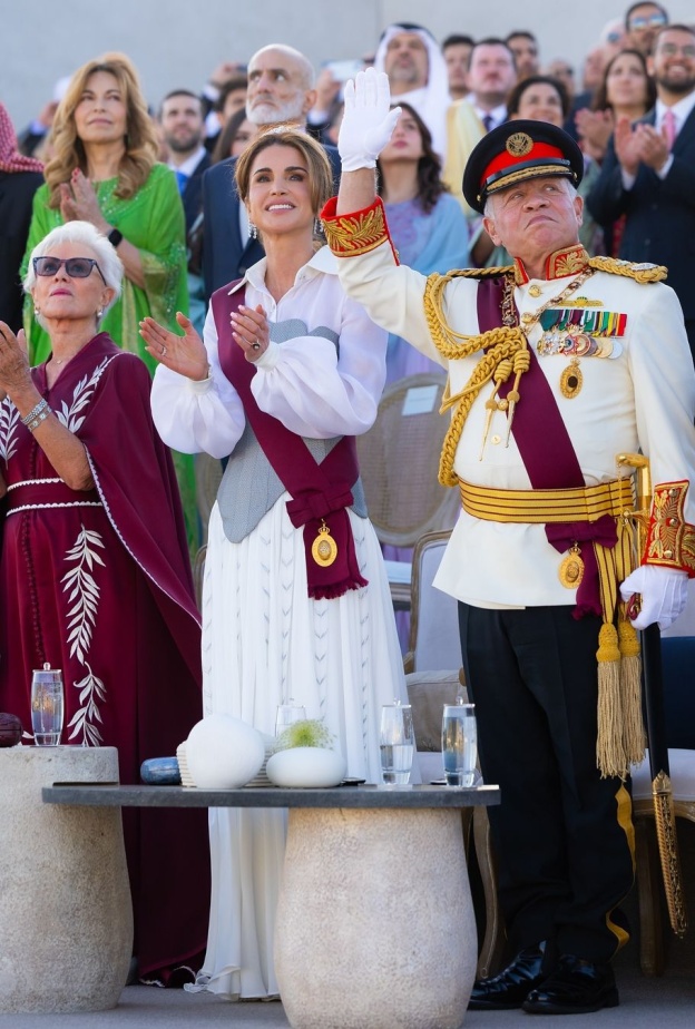 إطلالة الملكة رانيا بفستان مصمم خصيصاً لها باللونين الأبيض والرمادي