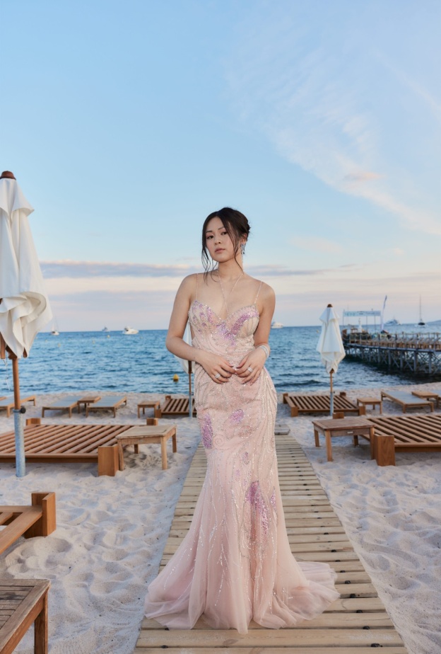 "اوليفيا يانغ" بتصميم من علامة وعد العقيلي