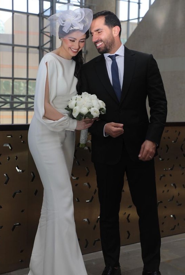 العروسان ماريتا الحلاني وكميل ابي خليل خلال تبادل النذور في ابو ظبي