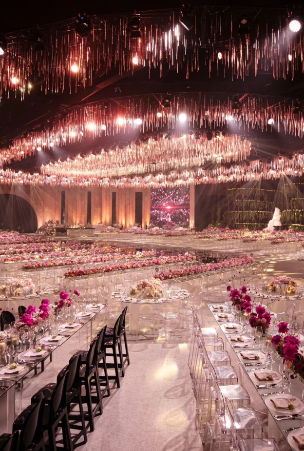 زينة لافتة في حفل زفاف من تنظيم باميلا منصور