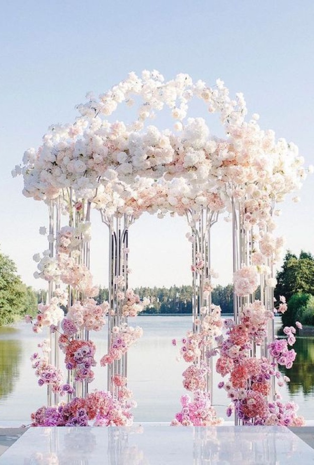 زينة أزهار تحوّل حفل الزفاف إلى جنّة من الألوان الزاهية