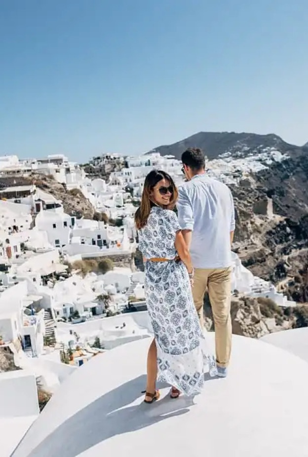 الأزواج الجدد خلال رحلتهم السياحية في اليونان