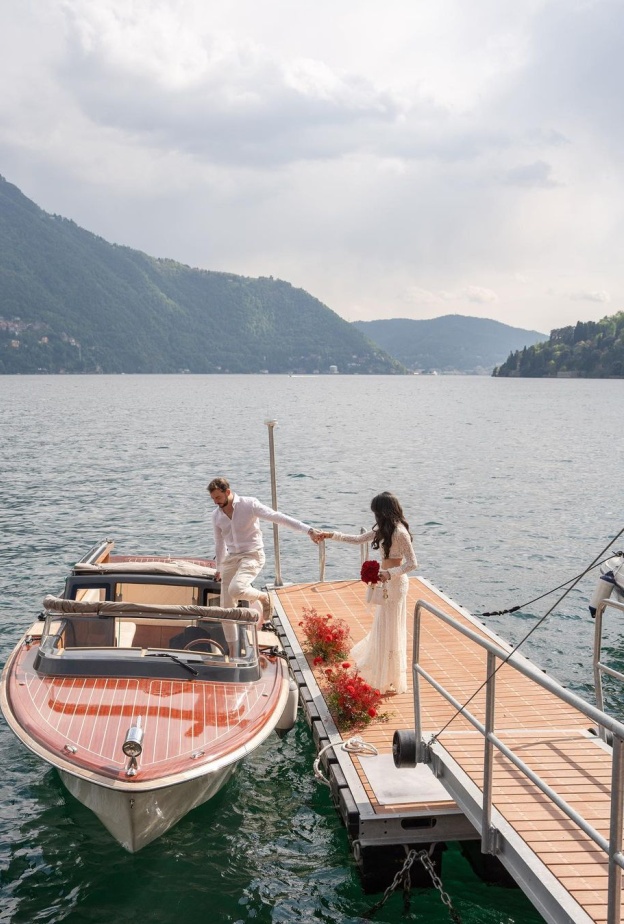 ساندي تابت مع خطيبها  في جزيرة كومو الإيطالية