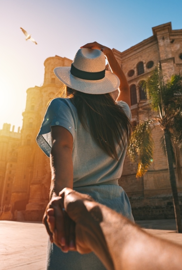تنقلي بين المواقع السياحية الجذابة في وجهة سفرك