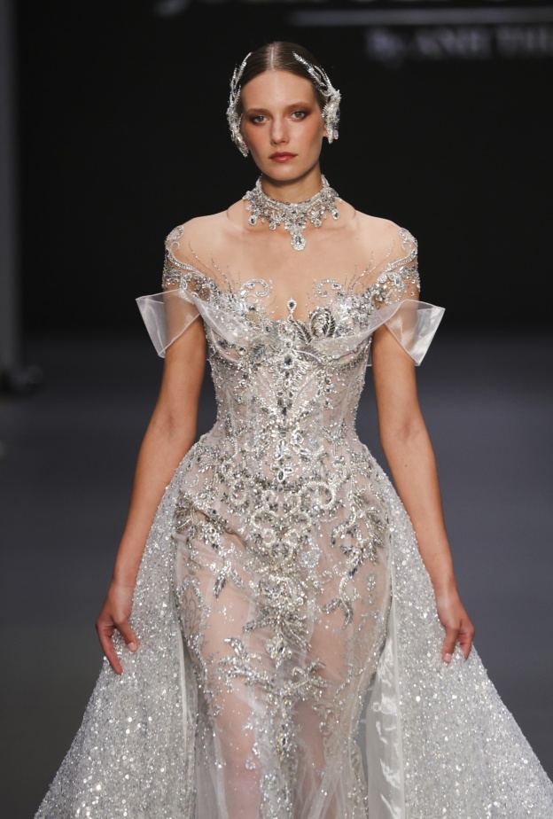 إطلالة زفاف فضية من جولي بولي