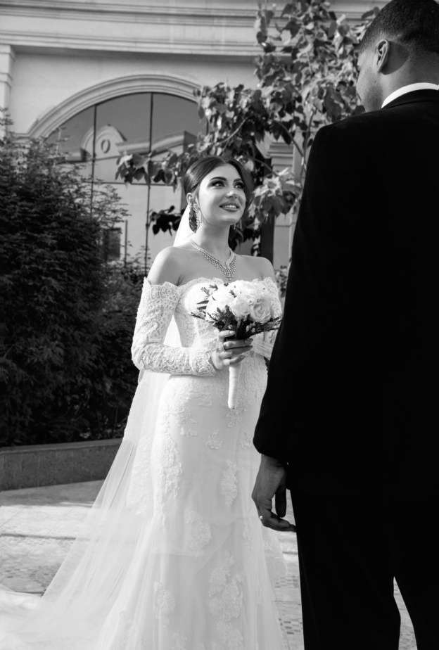 من لقطات العروسين بالأبيض والأسود من المصورة مي الحربي