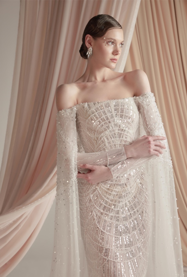 إطلالة فستان زفاف جاهزة للإرتداء بأكمام على شكل كايب