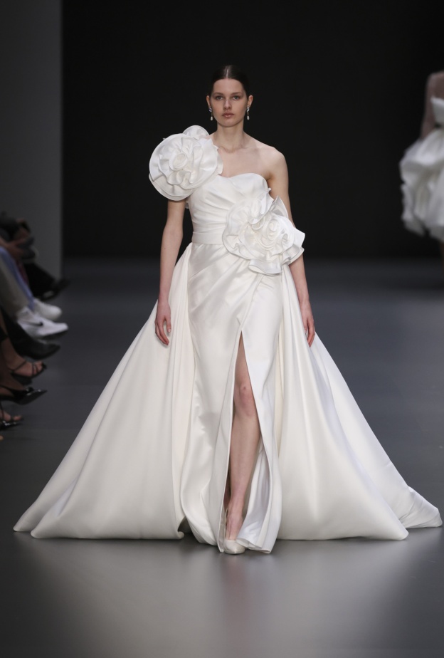 فستان زفاف بالورود من عروض هيلينا في أسبوع برشلونة العرائسي