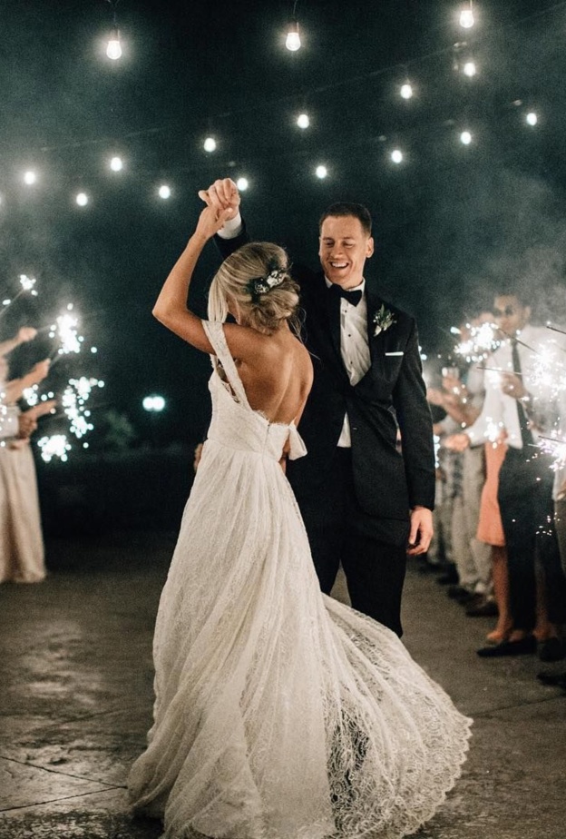 يجب اختيار الأغاني التي يفضلها العروسين