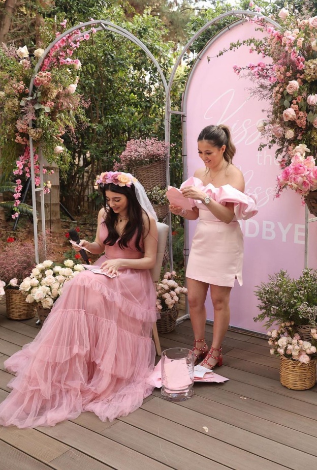 ماريتا الحلاني مع شقيقتها دانا في حفل توديع العزوبية