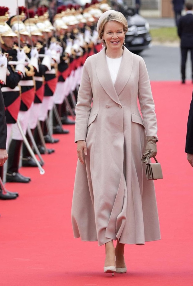 أطلالة الملكة ماتليد بمعطف بيج من توقيع ديور