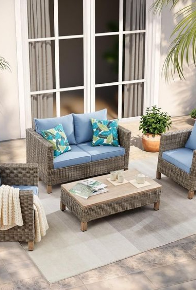 أثاث خارجي باللون الرمادي