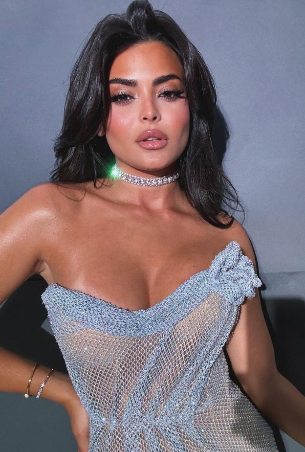 استوحي أفكارًا لتنسيق التصاميم العصرية لإطلالة شبابية أنيقة من صندوق مجوهرات النجمة أسماء جلال 