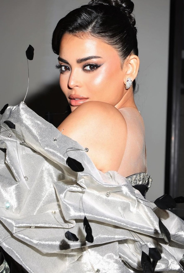 هل تُقلد النجمة أسماء جلال عارضة الأزياء كايلي جينر في اختيار تصاميم المجوهرات والأزياء؟