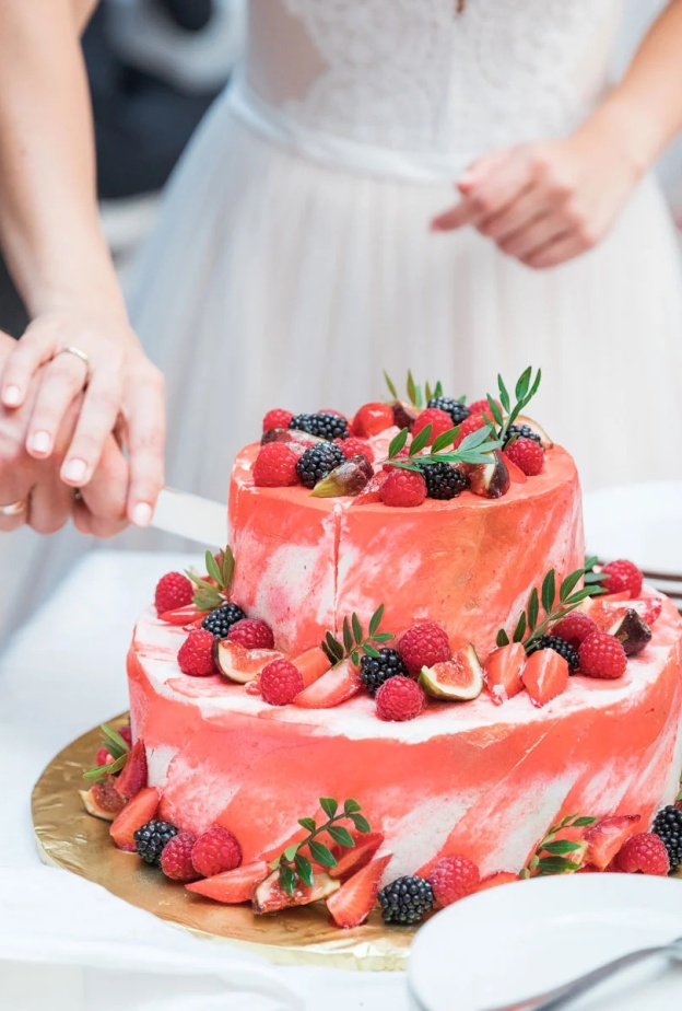 أفكار رائعة لكعكات الزفاف على شكل قبة