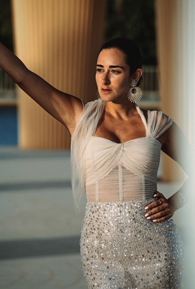 أمينة خليل نجمة فيلم " x مراتي" بتصاميم مجوهرات عصرية رائجة مع إطلالات الأبيض والأسود