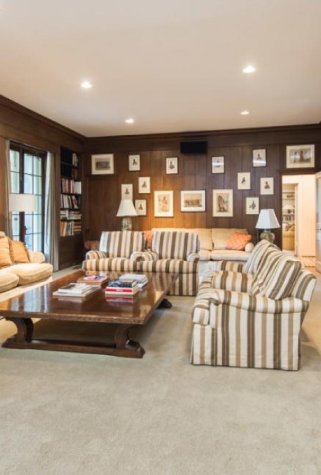 إحدى غرف المعيشة في القصر التاريخي في بيفرلي هيلز